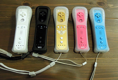 Wii リモコンが5色揃いました。